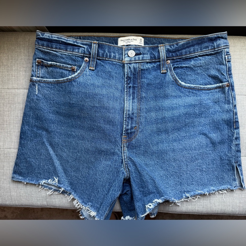 Abercrombie & Fitch Curve Love High Rise 4” Mom Shorts